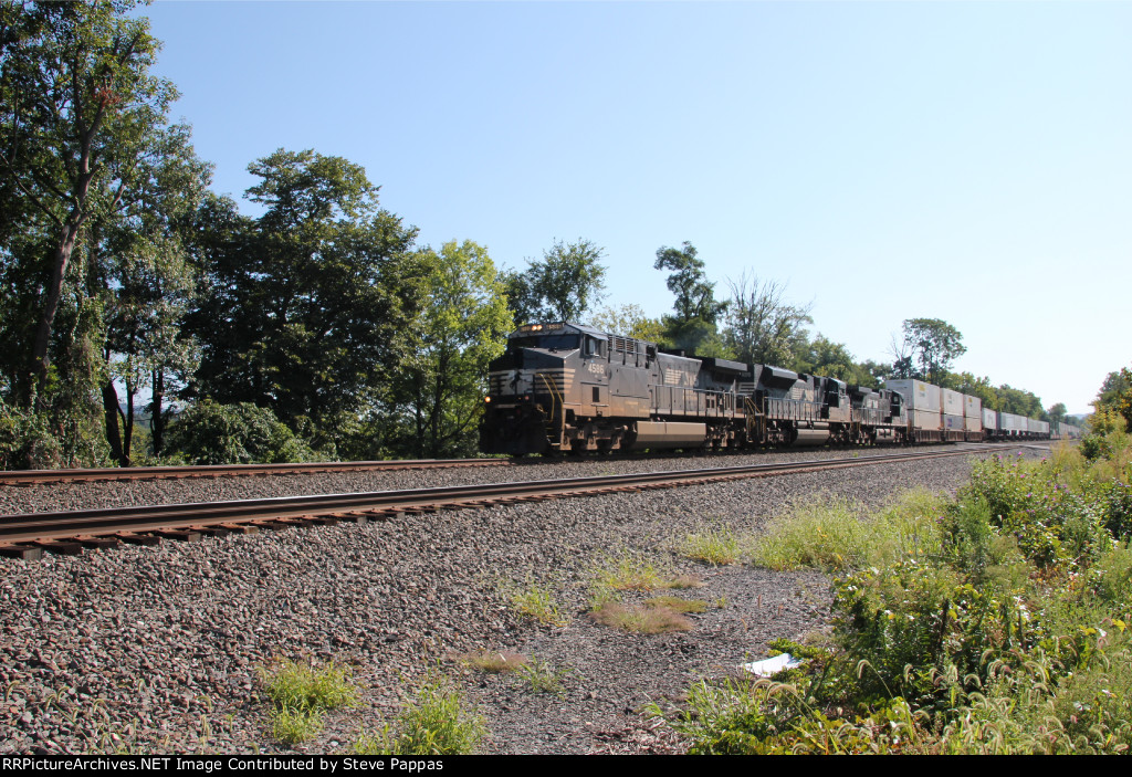 NS 4586 leads train 25G West